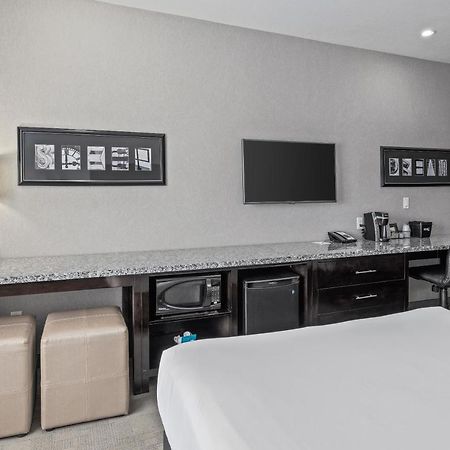 Home Inn & Suites Regina Airport Екстериор снимка