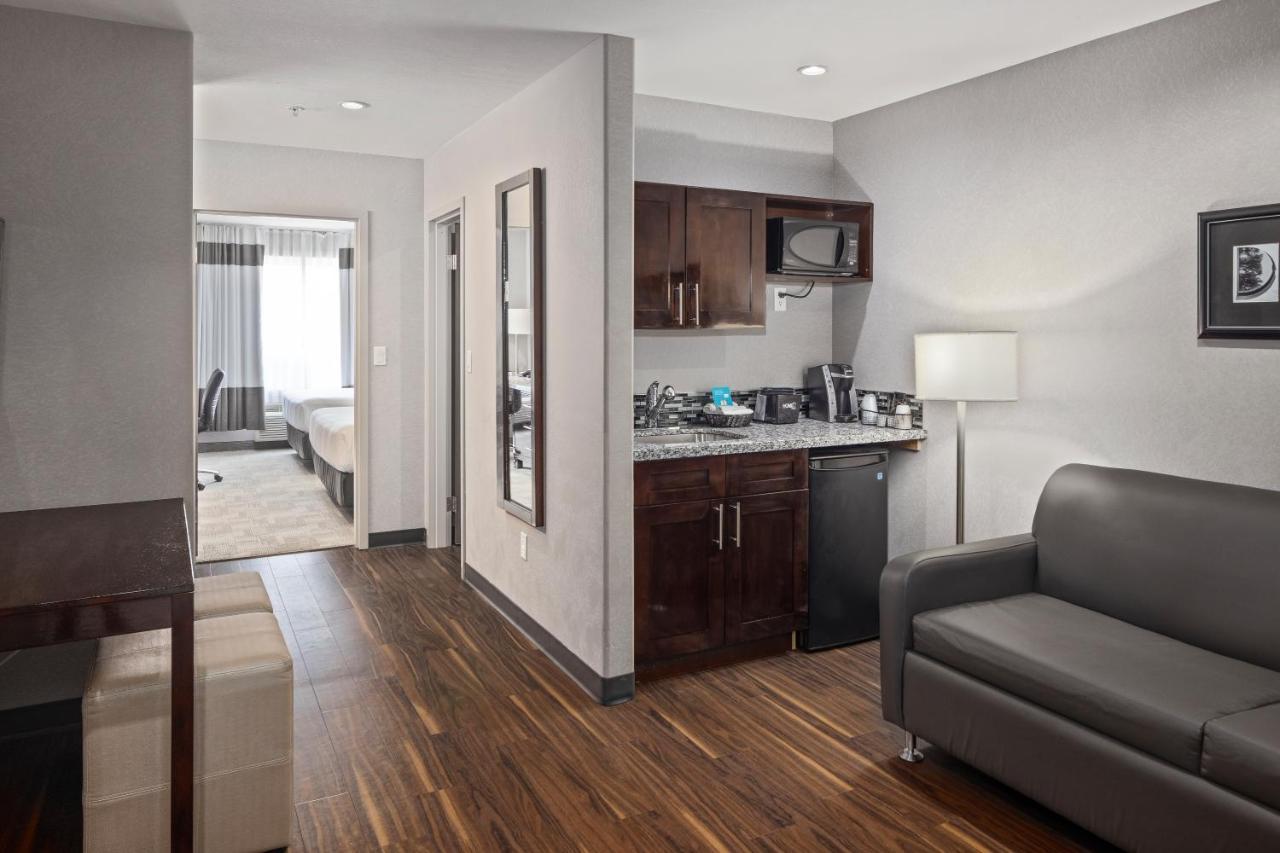 Home Inn & Suites Regina Airport Екстериор снимка