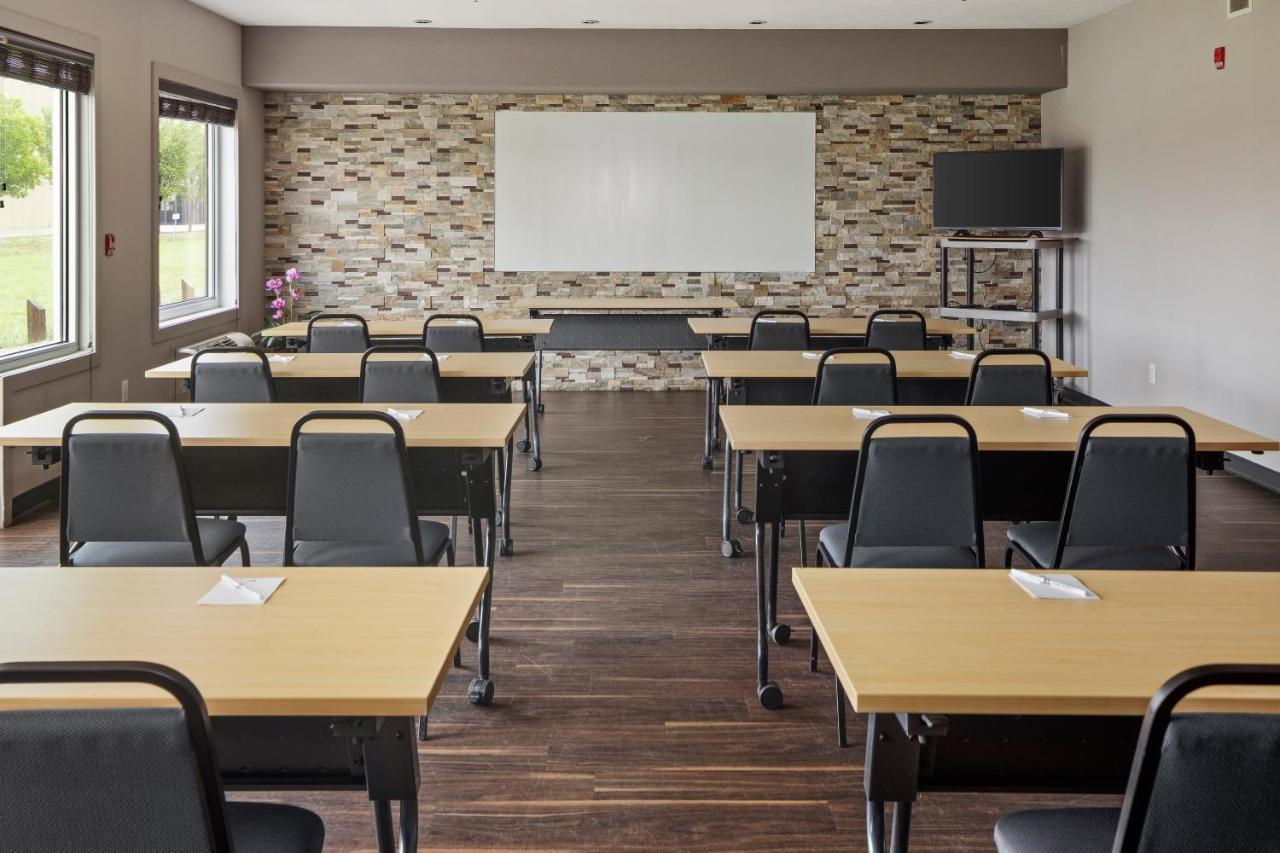 Home Inn & Suites Regina Airport Екстериор снимка