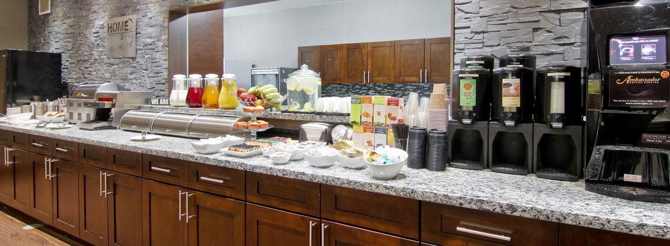 Home Inn & Suites Regina Airport Екстериор снимка