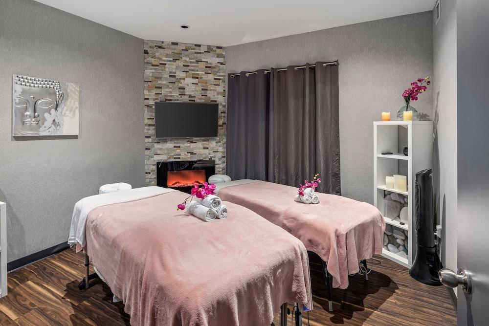 Home Inn & Suites Regina Airport Екстериор снимка