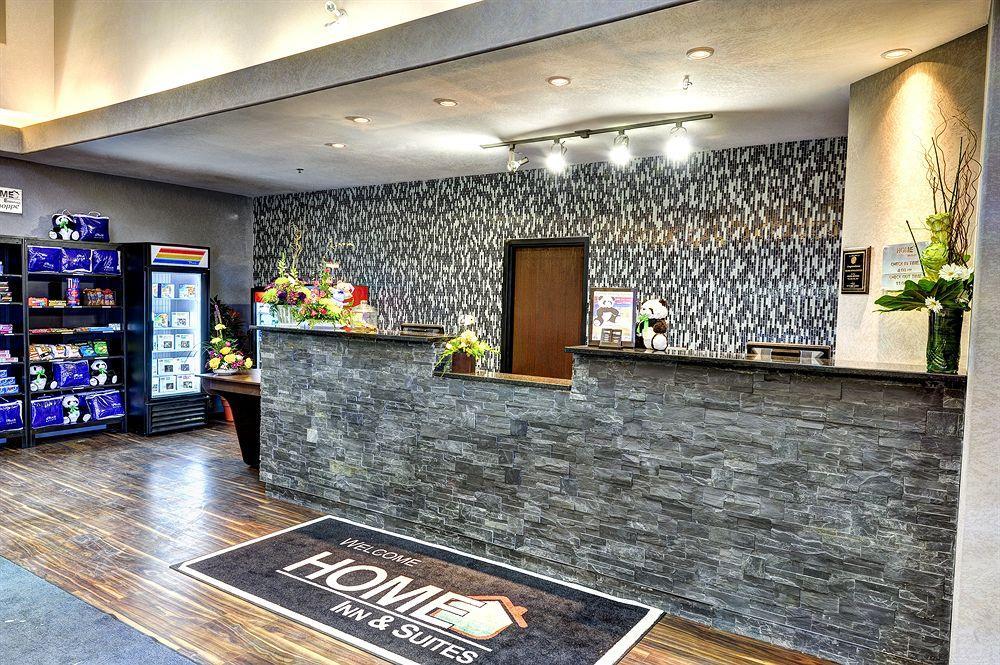 Home Inn & Suites Regina Airport Екстериор снимка