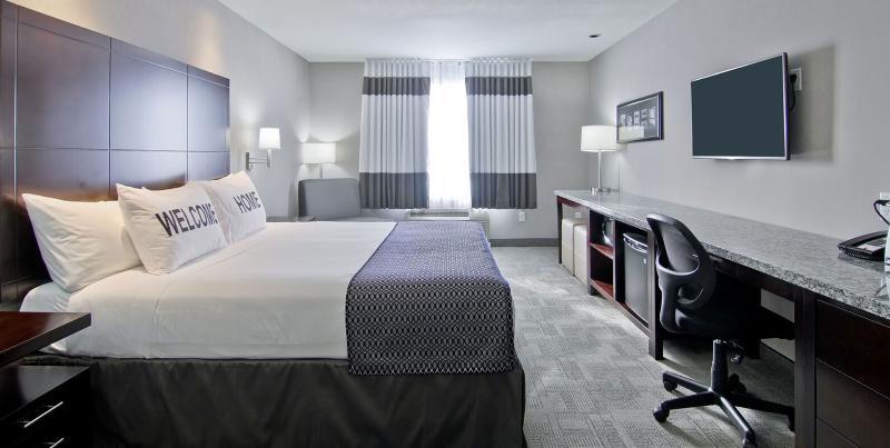Home Inn & Suites Regina Airport Екстериор снимка
