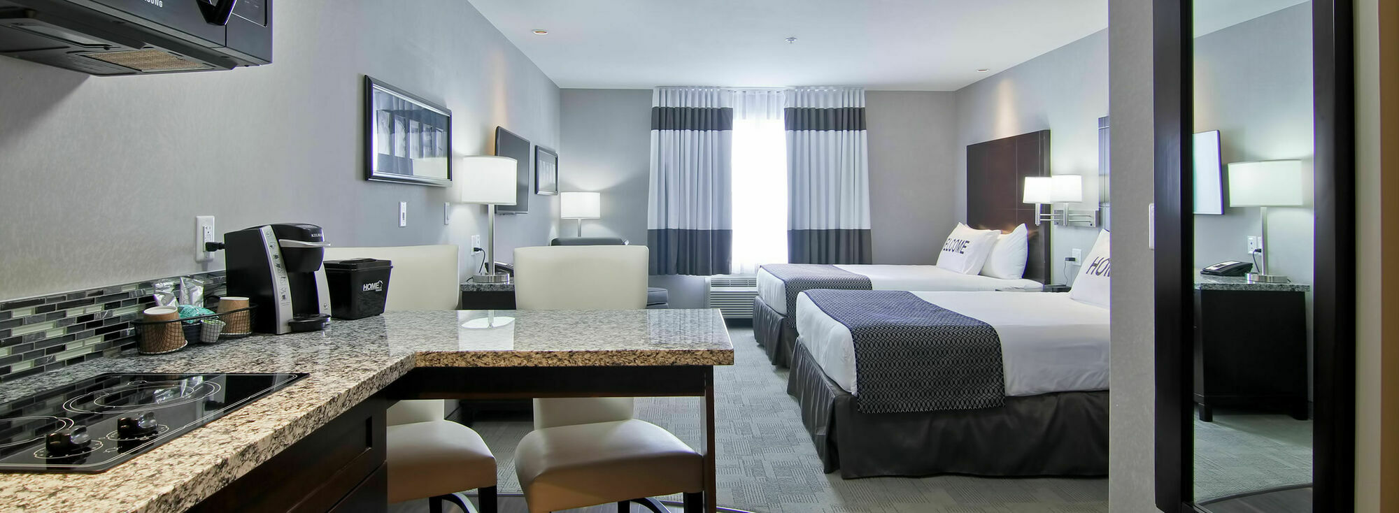 Home Inn & Suites Regina Airport Екстериор снимка